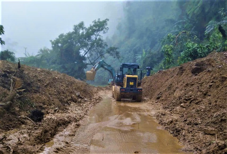 Huế: Huy động 100 c&ocirc;ng nh&acirc;n, nỗ lực th&ocirc;ng tuyến đường Hồ Ch&iacute; Minh nh&aacute;nh T&acirc;y trong tối 6/11- Ảnh 14.