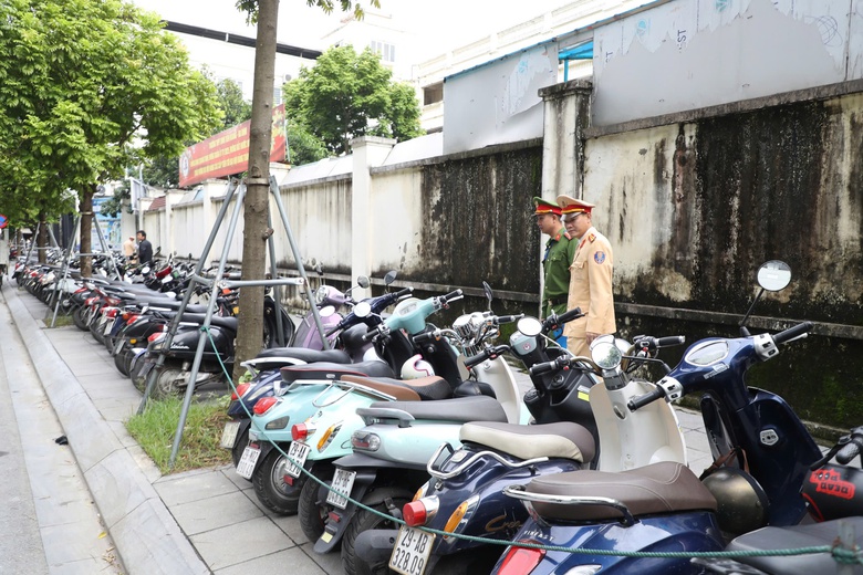 H&agrave; Nội: CSGT xử l&yacute; nhiều học sinh chưa đủ tuổi đi xe m&aacute;y đến trường- Ảnh 1.