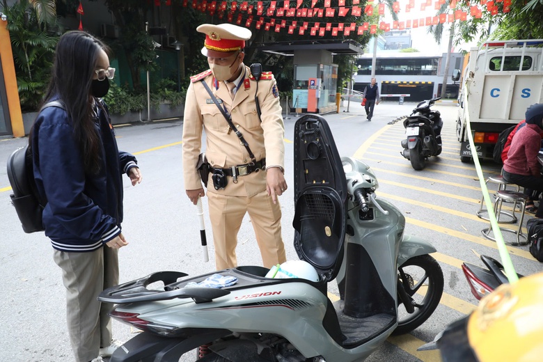 H&agrave; Nội: CSGT xử l&yacute; nhiều học sinh chưa đủ tuổi đi xe m&aacute;y đến trường- Ảnh 2.