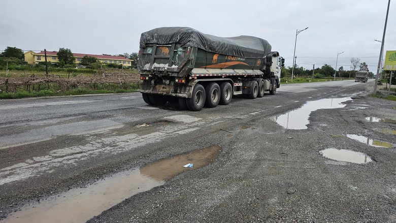 Huế: Rà soát, sửa chữa hư hỏng mặt đường quốc lộ 1 bong tróc sau mưa lũ- Ảnh 1. Huế: Rà soát, sửa chữa hư hỏng mặt đường quốc lộ 1 bong tróc sau mưa lũ- Ảnh 1.