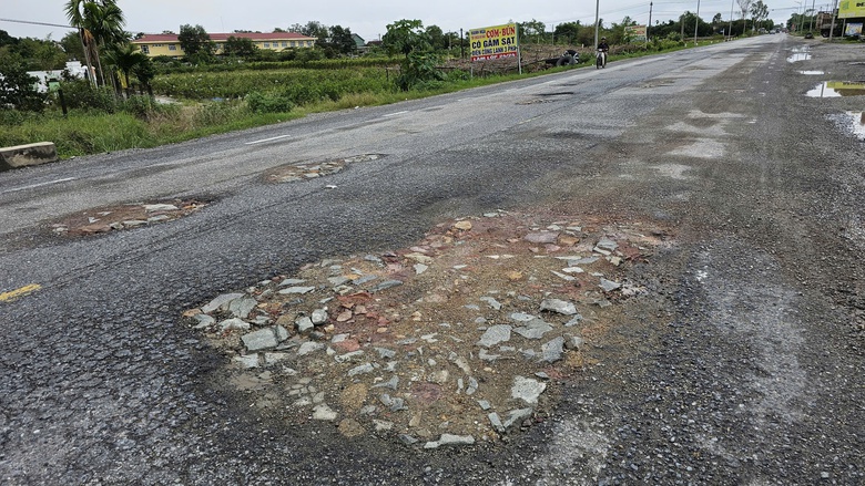 Huế: Rà soát, sửa chữa hư hỏng mặt đường quốc lộ 1 bong tróc sau mưa lũ- Ảnh 3. Huế: Rà soát, sửa chữa hư hỏng mặt đường quốc lộ 1 bong tróc sau mưa lũ- Ảnh 3.