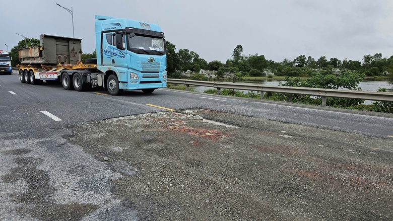 Huế: Rà soát, sửa chữa hư hỏng mặt đường quốc lộ 1 bong tróc sau mưa lũ- Ảnh 2. Huế: Rà soát, sửa chữa hư hỏng mặt đường quốc lộ 1 bong tróc sau mưa lũ- Ảnh 2.