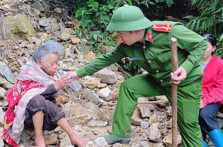 L&agrave;o Cai: T&igrave;m thấy cụ b&agrave; 86 tuổi sau 3 ng&agrave;y đi lạc trong rừng s&acirc;u- Ảnh 1.