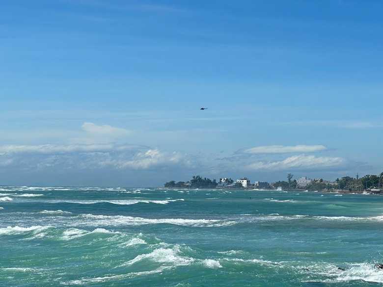 Trực thăng đ&atilde; đến L&yacute; Sơn, quần thảo t&igrave;m kiếm 3 người đ&agrave;n &ocirc;ng tr&ocirc;i dạt tr&ecirc;n th&uacute;ng- Ảnh 1.