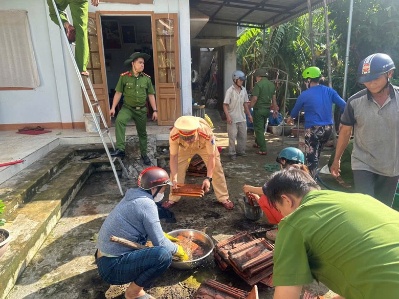 Bộ đội, c&ocirc;ng an gi&uacute;p người d&acirc;n Quảng Ng&atilde;i lợp m&aacute;i nh&agrave;, dọn c&acirc;y đổ, th&ocirc;ng đường sau b&atilde;o- Ảnh 7.