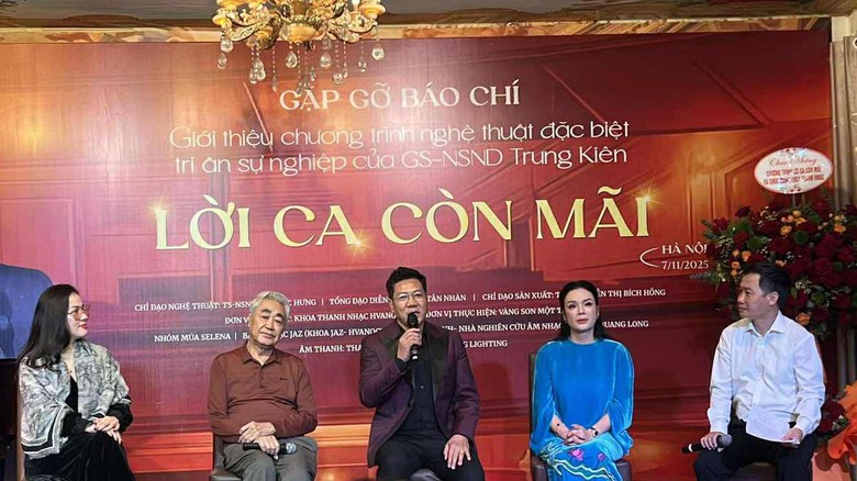 C&aacute;c thế hệ học tr&ograve; tri &acirc;n NSND Trung Ki&ecirc;n trong đ&ecirc;m nhạc "Lời ca c&ograve;n m&atilde;i"- Ảnh 1.