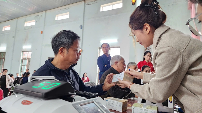 Người dân hồ hởi nhận bồi thường giải phóng mặt bằng sân bay Gia Bình- Ảnh 4. Người dân hồ hởi nhận bồi thường giải phóng mặt bằng sân bay Gia Bình- Ảnh 4.