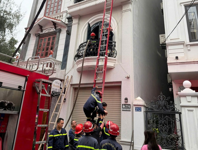 Giải cứu 3 người mắc kẹt trong đ&aacute;m ch&aacute;y nh&agrave; l&uacute;c rạng s&aacute;ng tại Hải Ph&ograve;ng- Ảnh 1.