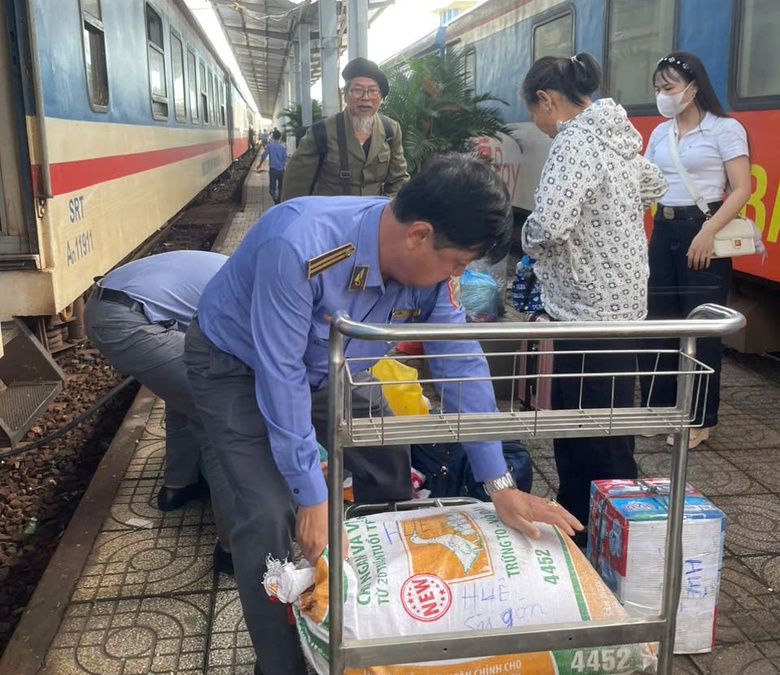 B&atilde;o lũ l&agrave;m gi&aacute;n đoạn tuyến Bắc - Nam: Đường sắt chuyển tải hơn 1.600 h&agrave;nh kh&aacute;ch- Ảnh 2.