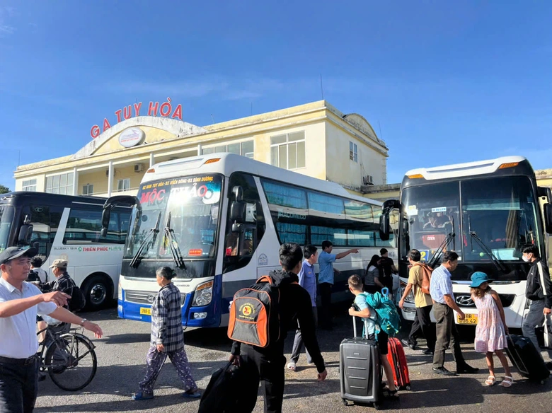 Đường sắt bị tr&ocirc;i nền đường, ray treo lơ lửng do b&atilde;o số 13- Ảnh 3.