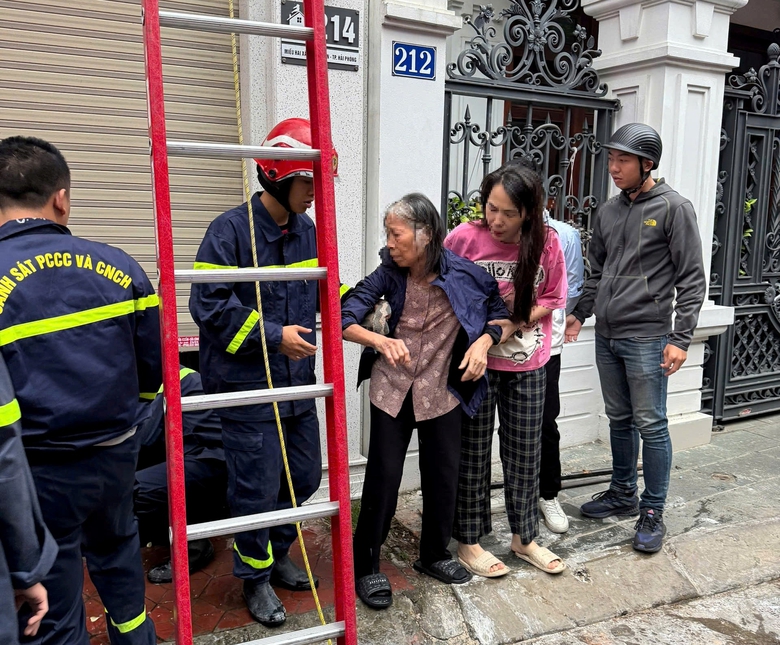 Giải cứu 3 người mắc kẹt trong đ&aacute;m ch&aacute;y nh&agrave; l&uacute;c rạng s&aacute;ng tại Hải Ph&ograve;ng- Ảnh 2.