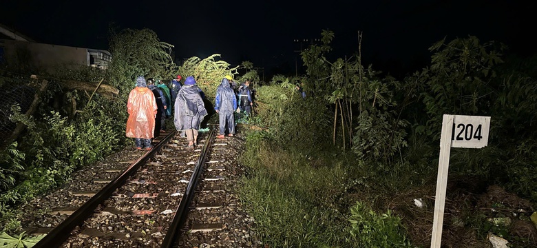 Đường sắt bị tr&ocirc;i nền đường, ray treo lơ lửng do b&atilde;o số 13- Ảnh 2.