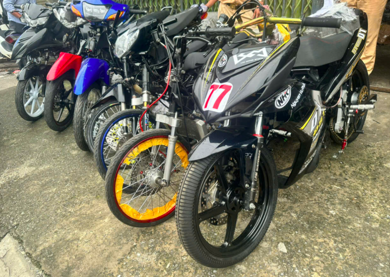 TP.HCM: Cảnh s&aacute;t đột k&iacute;ch "l&ograve; độ xe", tạm giữ nhiều phương tiện- Ảnh 1.