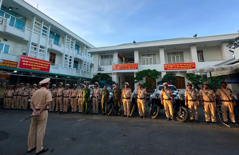 TP.HCM: Cảnh s&aacute;t đột k&iacute;ch "l&ograve; độ xe", tạm giữ nhiều phương tiện- Ảnh 2.