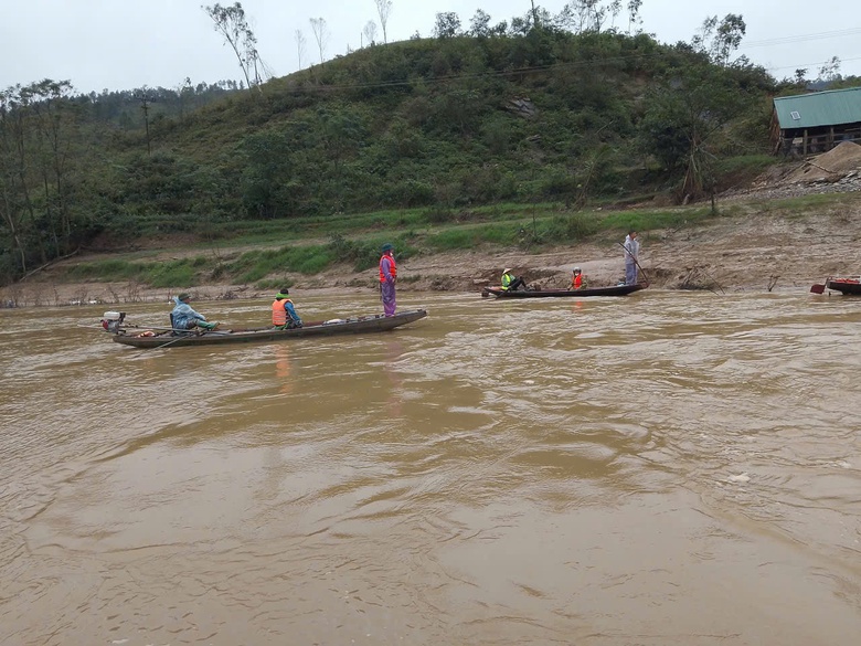 Nghệ An: T&igrave;m thấy thi thể người đ&agrave;n &ocirc;ng trong vụ lật thuyền đ&aacute;nh c&aacute; tr&ecirc;n s&ocirc;ng Lam- Ảnh 1.