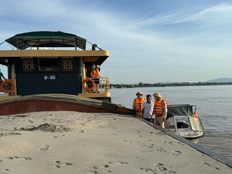 H&agrave; Nội xử l&yacute; nhiều bến b&atilde;i kh&ocirc;ng ph&eacute;p tr&ecirc;n tuyến đường thủy nội địa- Ảnh 4.