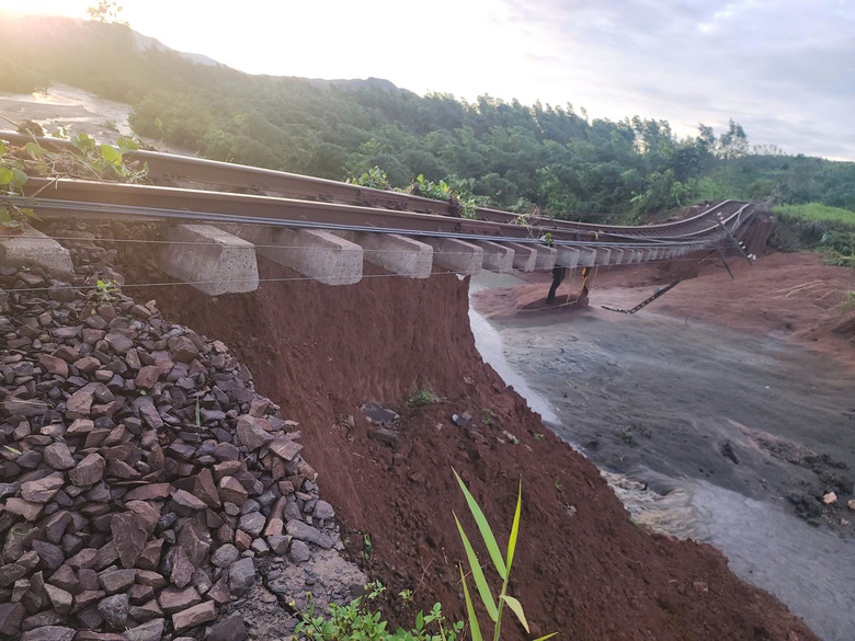 Đường sắt bị tr&ocirc;i nền đường, ray treo lơ lửng do b&atilde;o số 13- Ảnh 1.