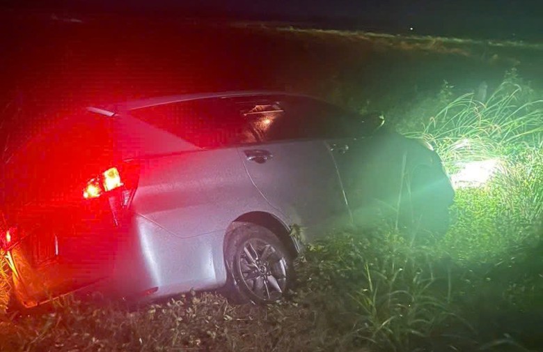 Bị truy đuổi, nh&oacute;m đối tượng trộm ch&oacute; bỏ lại &ocirc; t&ocirc; c&ugrave;ng tang vật b&ecirc;n đường- Ảnh 1.