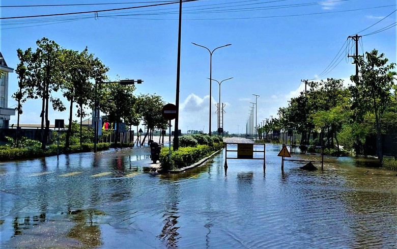 Huế: Rào chắn một số tuyến đường tỉnh lộ nguy hiểm sau lũ- Ảnh 1. Huế: Rào chắn một số tuyến đường tỉnh lộ nguy hiểm sau lũ- Ảnh 1.