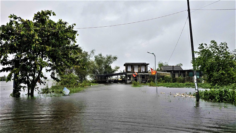 Huế: Rào chắn một số tuyến đường tỉnh lộ nguy hiểm sau lũ- Ảnh 2. Huế: Rào chắn một số tuyến đường tỉnh lộ nguy hiểm sau lũ- Ảnh 2.