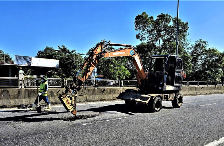 Huế: Tăng tốc sửa chữa mặt đường quốc lộ 1, đảm bảo giao th&ocirc;ng- Ảnh 9.
