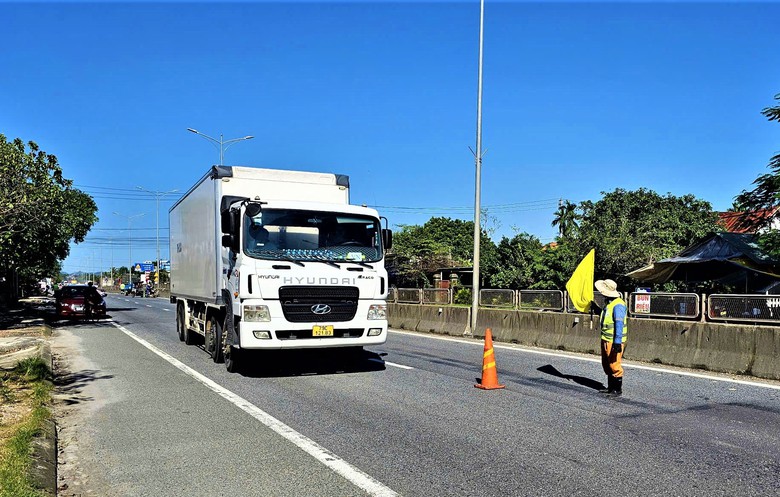 Huế: Tăng tốc sửa chữa mặt đường quốc lộ 1, đảm bảo giao th&ocirc;ng- Ảnh 10.