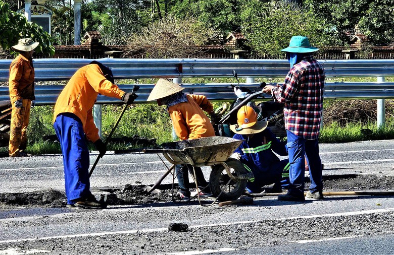 Huế: Tăng tốc sửa chữa mặt đường quốc lộ 1, đảm bảo giao th&ocirc;ng- Ảnh 13.