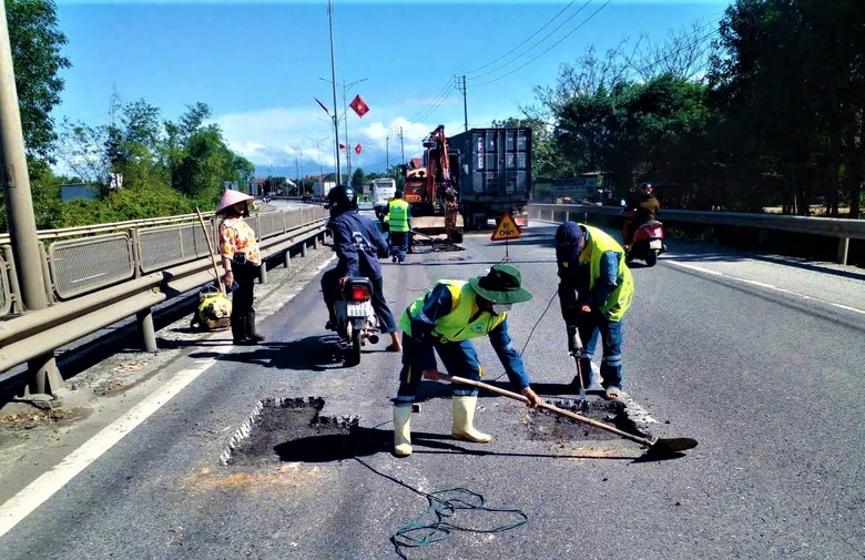 Huế: Tăng tốc sửa chữa mặt đường quốc lộ 1, đảm bảo giao th&ocirc;ng- Ảnh 5.