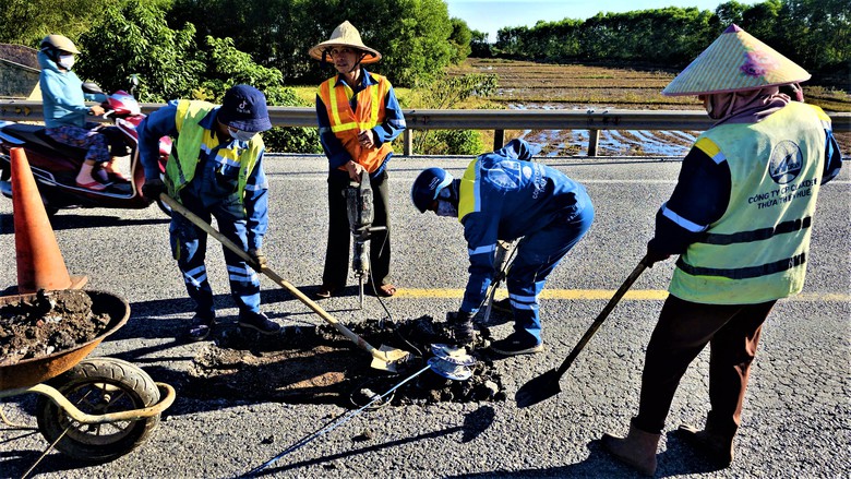 Huế: Tăng tốc sửa chữa mặt đường quốc lộ 1, đảm bảo giao th&ocirc;ng- Ảnh 3.