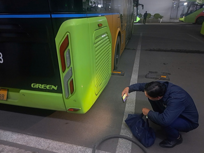 Những người "đánh thức bình minh" bằng bánh xe điện- Ảnh 3. Những người "đánh thức bình minh" bằng bánh xe điện- Ảnh 3.