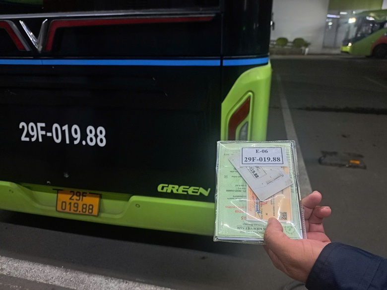 Những người "đánh thức bình minh" bằng bánh xe điện- Ảnh 2. Những người "đánh thức bình minh" bằng bánh xe điện- Ảnh 2.