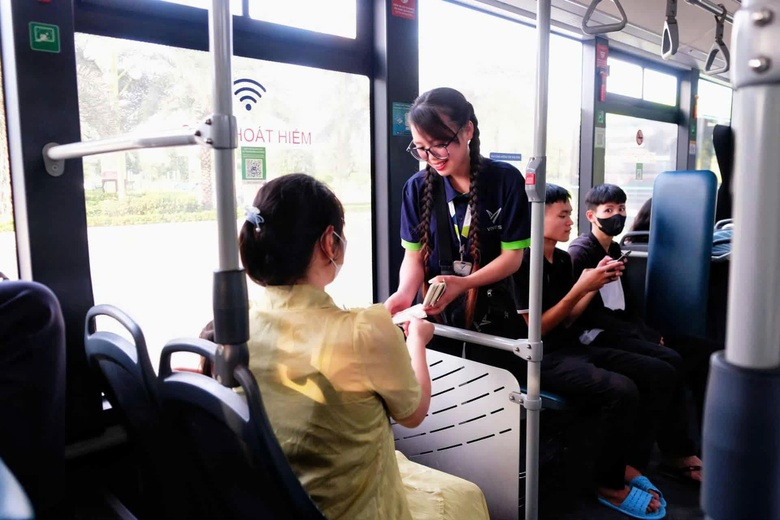 Những người "đánh thức bình minh" bằng bánh xe điện- Ảnh 6. Những người "đánh thức bình minh" bằng bánh xe điện- Ảnh 6.