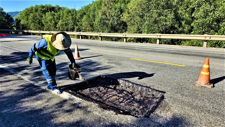 Huế: Tăng tốc sửa chữa mặt đường quốc lộ 1, đảm bảo giao th&ocirc;ng- Ảnh 6.