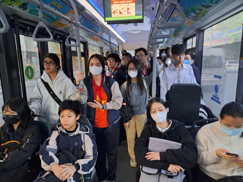 Những người "đánh thức bình minh" bằng bánh xe điện- Ảnh 1. Những người "đánh thức bình minh" bằng bánh xe điện- Ảnh 1.