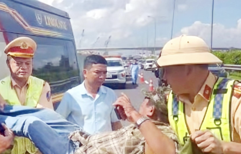 CSGT kịp thời cứu t&agrave;i xế xe kh&aacute;ch đột quỵ tr&ecirc;n cao tốc TP.HCM - Long Th&agrave;nh - Dầu Gi&acirc;y- Ảnh 1.