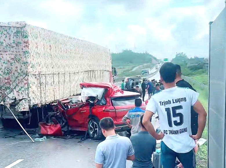 &Ocirc; t&ocirc; 7 chỗ đ&acirc;m đu&ocirc;i xe đầu k&eacute;o tr&ecirc;n cao tốc, t&agrave;i xế tử vong, 3 người bị thương- Ảnh 1.