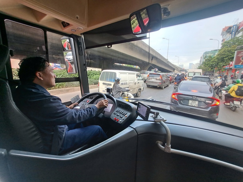 Những người "đánh thức bình minh" bằng bánh xe điện- Ảnh 5. Những người "đánh thức bình minh" bằng bánh xe điện- Ảnh 5.