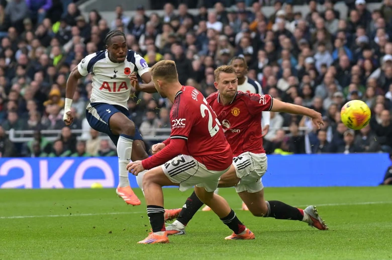 De Ligt tỏa s&aacute;ng ph&uacute;t b&ugrave; giờ, MU tho&aacute;t thua ngoạn mục trước Tottenham- Ảnh 2.