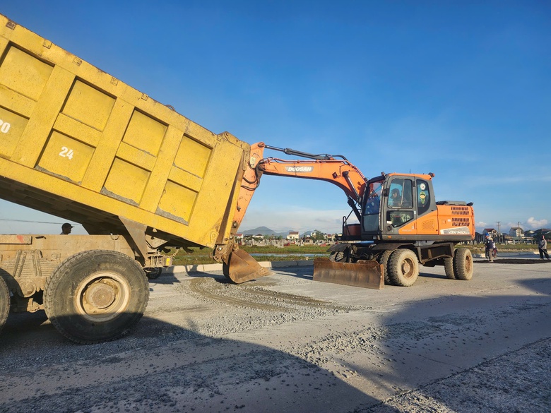 Thi c&ocirc;ng n&acirc;ng cấp quốc lộ 1 qua H&agrave; Tĩnh gặp kh&oacute; do mưa lớn li&ecirc;n tục cả th&aacute;ng - Ảnh 2.