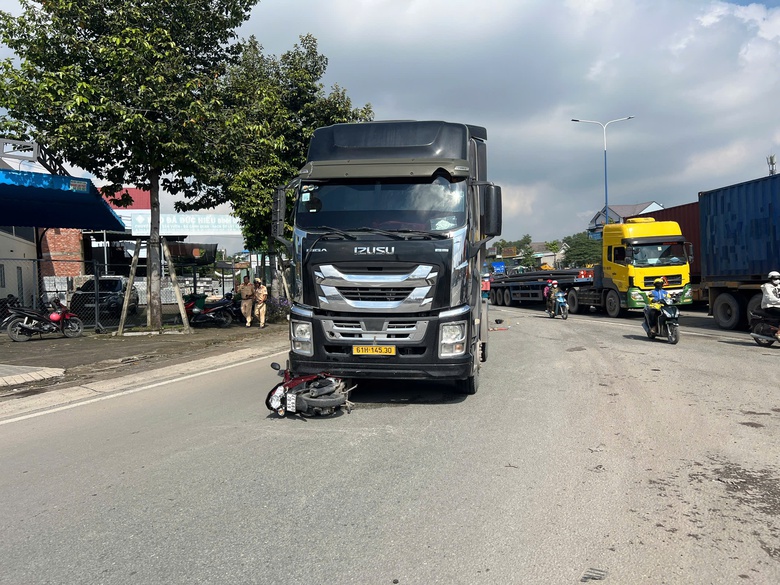 Xe đầu k&eacute;o va chạm xe m&aacute;y, 3 người trong 1 gia đ&igrave;nh tử vong thương t&acirc;m- Ảnh 1.