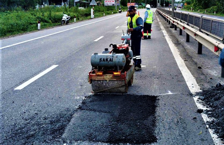 Huế: Tăng tốc sửa chữa mặt đường quốc lộ 1, đảm bảo giao th&ocirc;ng- Ảnh 7.