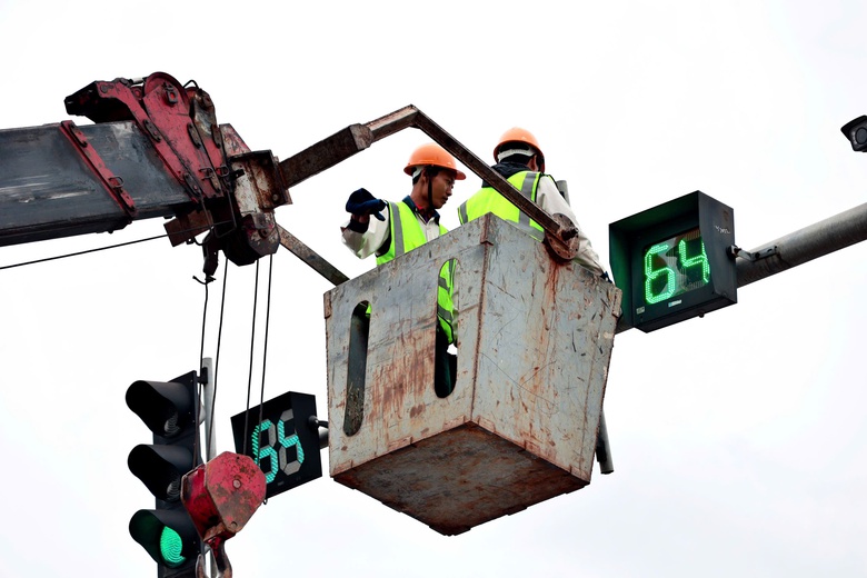 Đ&egrave;n t&iacute;n hiệu tại 563 n&uacute;t giao th&ocirc;ng ở H&agrave; Nội sẽ được điều khiển bằng AI- Ảnh 2.