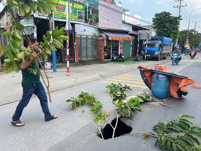TP.HCM: Xuất hiện hố tử thần s&acirc;u khoảng 2,5m tr&ecirc;n đường tỉnh 743- Ảnh 1.