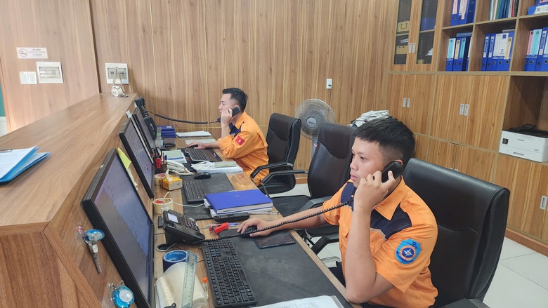 Cứu được 2 người tr&ecirc;n thuyền th&uacute;ng bị s&oacute;ng cuốn tr&ocirc;i ở L&yacute; Sơn- Ảnh 2.