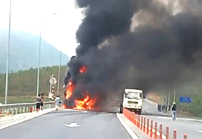 Xe đầu k&eacute;o bốc ch&aacute;y ng&ugrave;n ngụt tr&ecirc;n cao tốc Vũng &Aacute;ng - B&ugrave;ng- Ảnh 1.