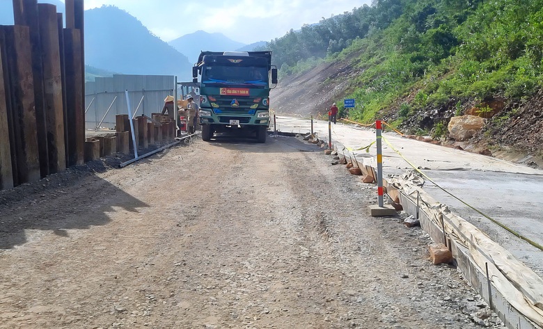 Tạm cấm xe kh&aacute;ch, xe tải tr&ecirc;n 6 trục lưu th&ocirc;ng cao tốc La Sơn - H&ograve;a Li&ecirc;n- Ảnh 1.