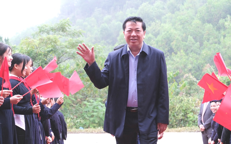 Bộ trưởng Trần Hồng Minh ph&aacute;t lệnh khởi c&ocirc;ng trường nội tr&uacute; tại x&atilde; bi&ecirc;n giới Cao Bằng- Ảnh 2.