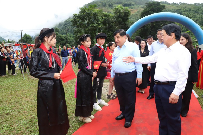 Thủ tướng, c&aacute;c Ph&oacute; thủ tướng, Bộ trưởng dự lễ khởi c&ocirc;ng 72 trường học v&ugrave;ng bi&ecirc;n- Ảnh 4.