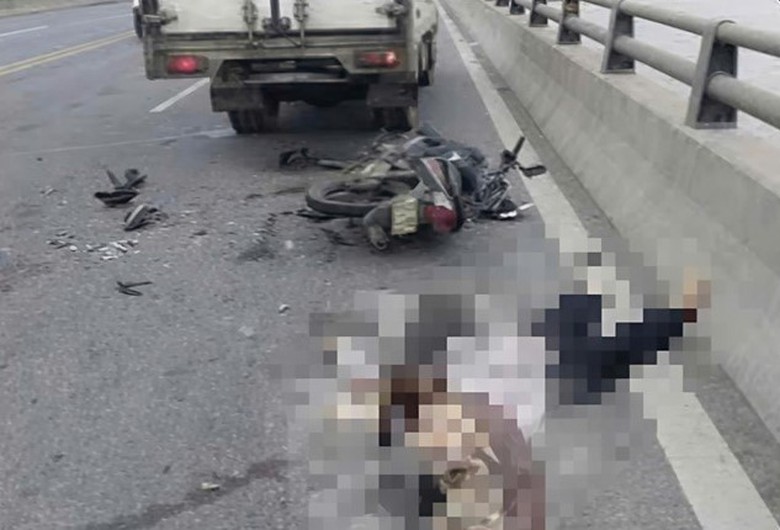 Hải Ph&ograve;ng: Đ&acirc;m v&agrave;o xe tải đang đỗ tr&ecirc;n cầu, người đ&agrave;n &ocirc;ng tử vong tại chỗ- Ảnh 1.