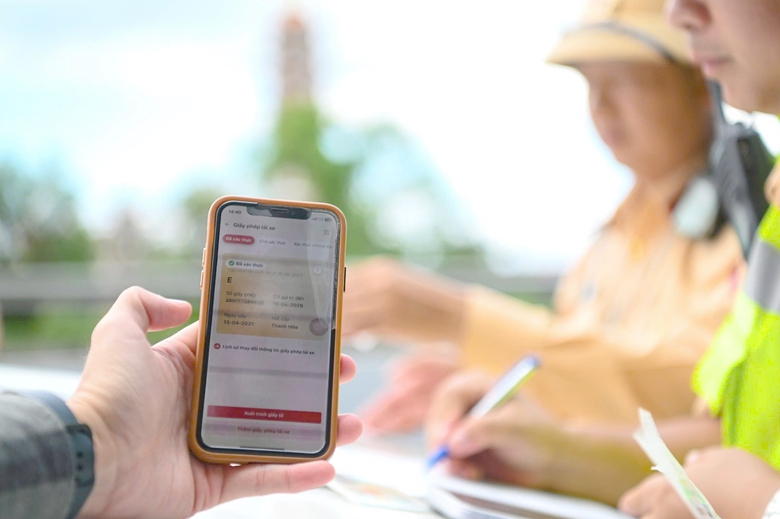 Sổ đăng kiểm sắp t&iacute;ch hợp tr&ecirc;n VNeTraffic, t&agrave;i xế kh&ocirc;ng cần mang bản gốc- Ảnh 2.